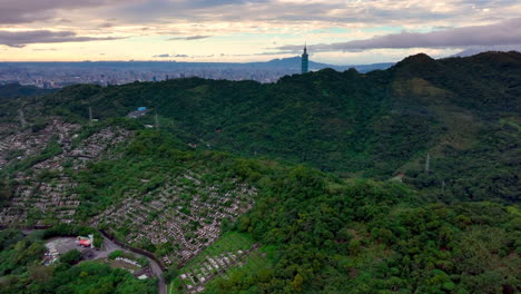 Toma-Aérea-Ascendente-De-Las-Colinas-Del-Bosque-Rural-En-El-Suburbio-Y-El-Paisaje-Urbano-De-La-Ciudad-De-Taipei-Con-La-Torre-101-En-El-Fondo---Imágenes-De-4k-Prores