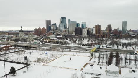 Drone-Vuela-Sobre-El-Jardín-De-Esculturas-De-Minnesota-En-Un-Frío-Día-De-Invierno