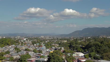 Un-Breve-Lapso-De-Tiempo-De-Una-Vista-Panorámica-Del-Valle-De-La-Zona-Histórica-De-San-Salvador,-El-Salvador