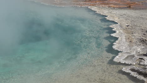 Blue-Hot-Spring-Pool-Water-and-Steam,-Yellowstone-National-Park,-Wyoming-USA