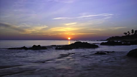 Sonnenuntergang-Im-Zeitraffer-An-Einem-Felsigen-Strand