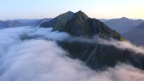 Imágenes-Aéreas-De-Drones-De-Montañas-Costeras-Y-Acantilados-Cerca-De-Stokkness-Al-Amanecer-Con-Una-Hermosa-Capa-De-Nubes-En-Islandia