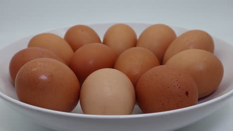 Huevos-Frescos-En-Un-Plato-En-Pantalla-Giratoria-Aislado-Sobre-Fondo-Blanco.