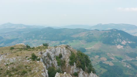 Felsiger-Europäischer-Berggipfel-Mit-Blick-Auf-Das-Landschaftstal,-Luftbogenaufnahme