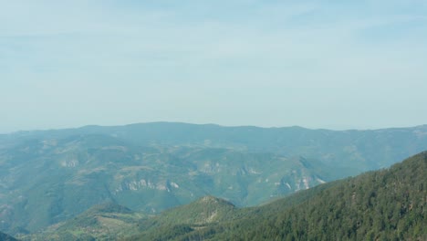 Klarer-Blauer-Himmel-über-Der-Grünen-Landschaft-Von-Radocelo,-Serbien---Luftbild