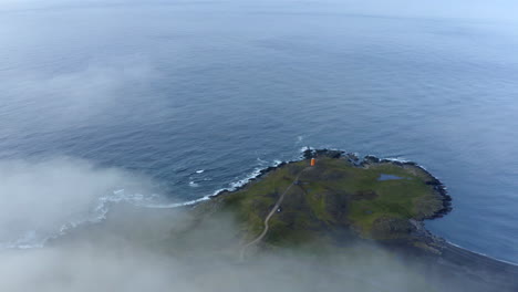 Drohnen-Luftaufnahmen-Von-Drohnen,-Die-Durch-Wolken-Zu-Einer-Isländischen-Halbinsel-In-Ostisland-Schwenken
