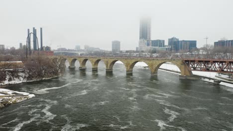 Famous-Stone-Arch-Bridge-in-Minneapolis,-Minnesota-on-Frigid-Winter-Day