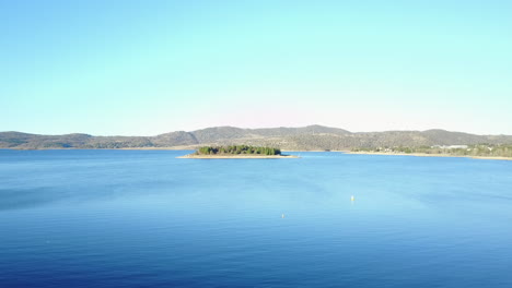 Panorama-Of-Blue-Calm-Lake-With-Mountainscape-In-Background-Near-Jindabyne-Village,-New-South-Wales,-Australia