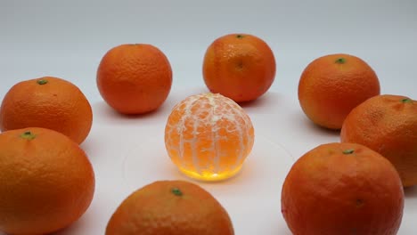 Fresh-mandarin-oranges-fruit-on-rotating-display-isolated-on-white-background