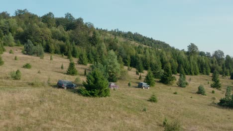 Luftaufnahme-Von-Allradfahrzeugen,-Die-Sich-An-Sonnigen-Sommertagen-Auf-Der-Ländlichen-Serbischen-Landschaft-Bewegen,-Drohnenaufnahme