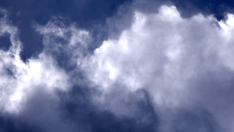 Weiße-Leuchtende-Wolken,-Die-In-Den-Blauen-Himmel-Rollen