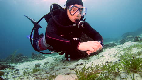 Enthusiastic-Scuba-Diver-Swimming-And-Exploring-Marine-Life-Under-The-Sea