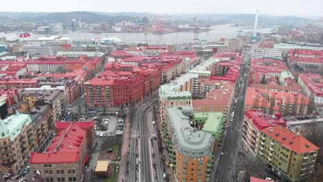 Aerial-flying-across-stunning-Linne-district-with-skyline,-river-and-port-at-the-horizon-in-Gothenburg-City,-Sweden