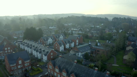Drohnen-Luftaufnahmen-Von-Leeren-Stadthäusern-Und-Kein-Verkehr-Oder-Autos,-Die-Sich-Während-Der-Globalen-Sperrung-Der-Coronavirus-Pandemie-In-England-Bewegen