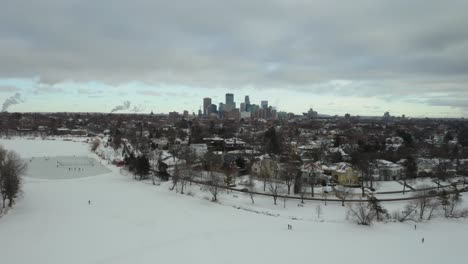 Drone-Volando-Sobre-Los-Suburbios-De-Minneapolis-En-Un-Frío-Día-De-Invierno