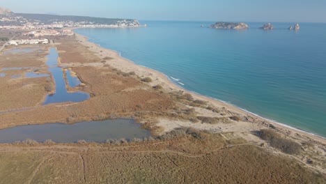 Luftbilder-Mit-Drohne-Der-Medes-inseln-In-Katalonien-Costa-Brava-Europäischer-Tourismus-Leerer-Strand-Luftbilder-Von-Begur-Die-Gola-Del-Ter-Mündung-Des-Flusses-Aiguamolls-Del-Baix-Emporda