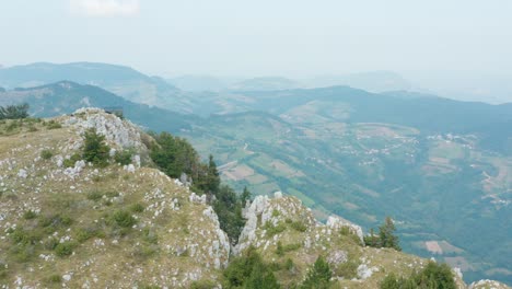 Montaña-Mucanj-Y-Alrededores,-Paisaje-De-Naturaleza-Serbia-Central---Toma-Aérea-De-Drones