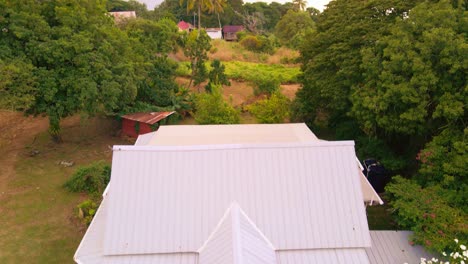 Wunderschönes-Cottage-Aus-Holz-Mit-Blick-Auf-Den-Hafen-Von-Scarborough,-Tobago