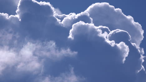 Kumuluswolken,-Die-Den-Blauen-Himmel-Verdecken