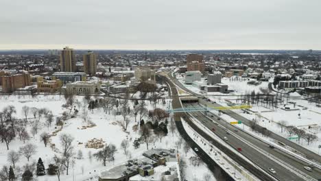Minneapolis,-Minnesota-Nachbarschaften-Und-Autobahn-Am-Wintertag