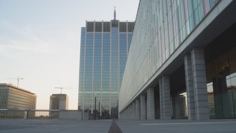 Brüssel-Finance-Tower-An-Einem-Warmen-Nachmittag-Bei-Sonnenuntergang-In-Der-Hauptstadt-Europas,-Brüssel,-Belgien,-Mit-Blauem-Himmel