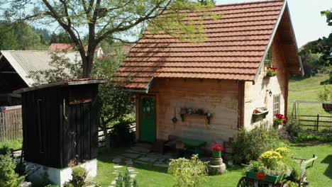 Kleines-Holzhaus-In-Ländlicher-Umgebung---Drohnenaufnahme-Aus-Der-Luft
