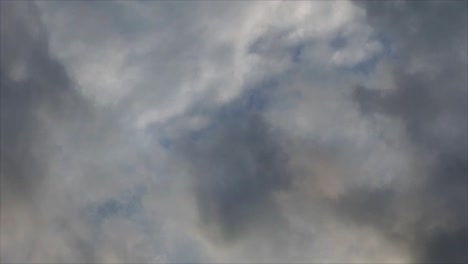 Dunkle-Wolken,-Die-Sich-Mit-Einem-Gewitter-Am-Blauen-Himmel-Bewegen
