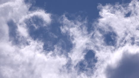 Hermosas-Nubes-Blancas-Que-Brillan-Intensamente-En-El-Cielo-Azul