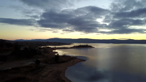 Szenische-Cloudscape-Reflexion-Auf-Ruhigem-See-In-Jindabyne,-New-South-Wales,-Australien-Während-Des-Sonnenuntergangs