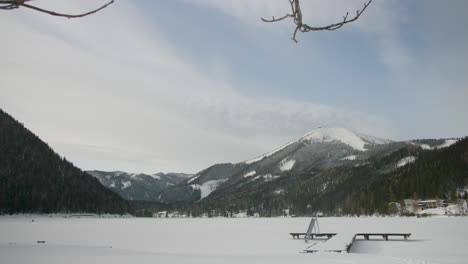 Lago-En-Austria-Congelado-Con-Nieve