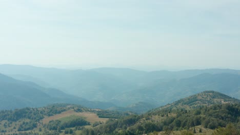 Brumosa-Mañana-De-Otoño-En-La-Montaña-Radocelo,-Serbia
