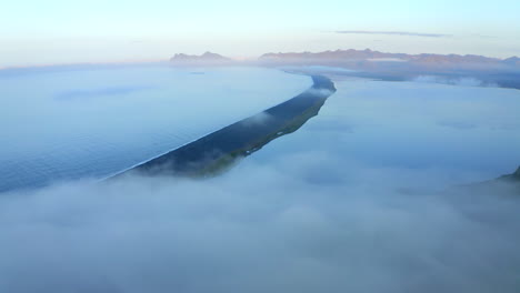 Drohnen-Luftaufnahmen-Vom-Strand-Des-Hvalnes-Naturreservats-Mit-Wolkeninversionsstrand,-Umgeben-Von-Meer-In-Südisland