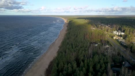 Luftaufnahme-Einer-Kleinen-Küstenstadt-Saulkrasti-Und-Eines-Wunderschönen-Strandes-In-Lettland