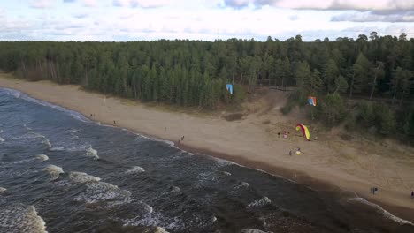 Parapentes-Deslizándose-Sobre-La-Playa-De-Saulkrasti-En-Letonia