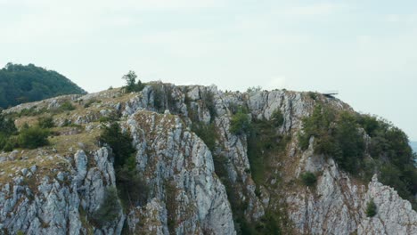 Escarpados-Acantilados-Rocosos-De-La-Montaña-Mucanj,-Serbia