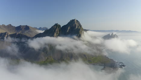 Imágenes-Aéreas-De-Drones-De-Montañas-Costeras-Y-Acantilados-En-Stokkness-Al-Amanecer-Con-Una-Hermosa-Capa-De-Nubes-En-Islandia
