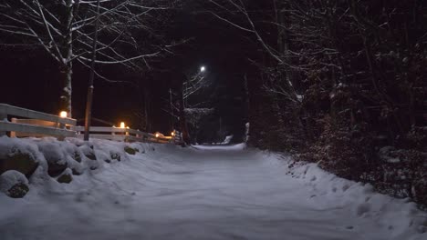 Pov-Caminando-Hacia-Adelante-En-Un-Camino-Nevado-Oscuro-Y-Vacío-Durante-La-Noche