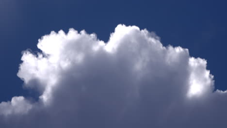 Schöne-Weiße-Dicke-Wolke,-Die-In-Den-Hellblauen-Himmel-Rollt