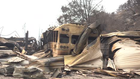 Escuela-Y-Autobús-Quemado-Después-De-Que-Un-Incendio-Forestal-Destruye-La-Ciudad