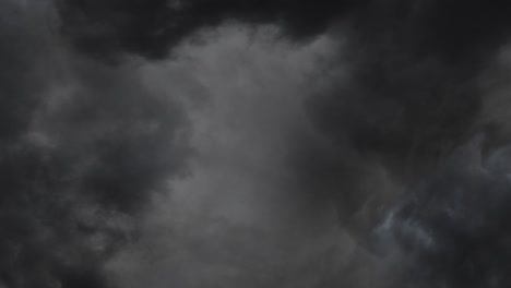 Nubes-Grises-Y-Oscuras-Con-Tormenta