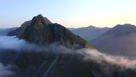 Imágenes-Suaves-De-Drones-De-Montañas-Costeras-Sobre-Las-Nubes-De-La-Costa-Sur-De-Islandia