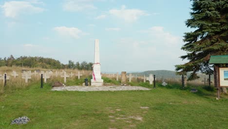 Vista-Aérea-Del-Cementerio-Conmemorativo-En-La-Montaña-Javor,-Serbia,-Dedicado-A-Los-Soldados-Muertos-En-La-Guerra-Contra-El-Imperio-Otomano