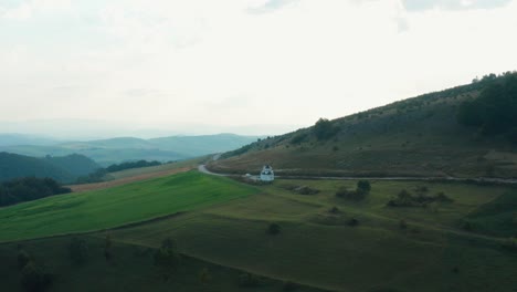 Luftaufnahme-Nähert-Sich-Einer-Einsamen-Kirche-An-Der-Seite-Des-Berges-Javor-In-Westserbien