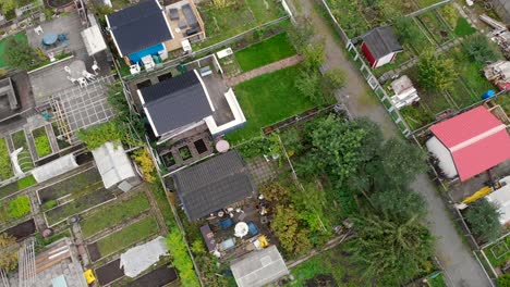 Vista-Aérea-De-Jardines-Comunitarios-En-Suecia,-Zona-Residencial-Con-Zona-De-Campo-Verde-Destinada-A-La-Jardinería-Colectiva