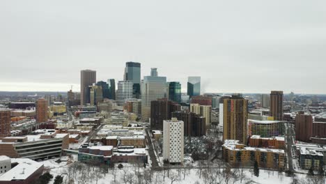 Orbiting-Shot-with-Minneapolis-Skyline-in-Background