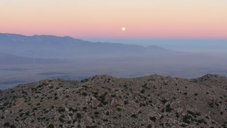 Sunset-Over-Stone-Hill,-Vast-Desert,-California-State-Park,-Freedom-Scene,-Aerial-Pullback