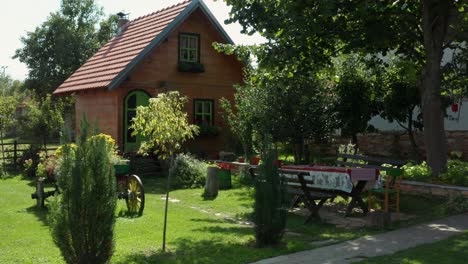 Kunstvolle-Gartenblumen-In-Malerischem-Cottage-Gelände,-Sonniger-Frühlingstag