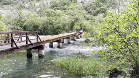 Hermosa-Naturaleza-En-El-Parque-Nacional-Krka,-Croacia-Con-Un-Puente-De-Madera-Recientemente-Renovado-Que-Espera-A-Los-Visitantes