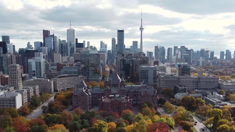 Zugeschnittene-Luftaufnahme-Des-Queen&#39;s-Park-Und-Der-Skyline-Von-Toronto,-Die-Große-Stadtentwicklungen-Zeigt