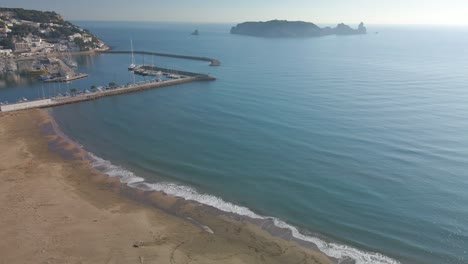 Luftbilder-Mit-Drohne-Der-Medes-inseln-In-Katalonien-Costa-Brava-Europäischer-Tourismus-Leerer-Strand